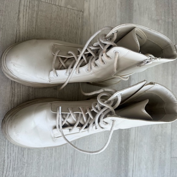 Women's Cream Lace-Up Boots - Picture 2 of 4